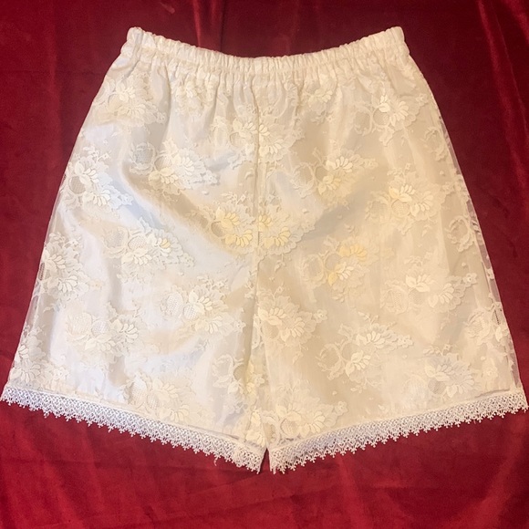 Vintage 90s Vi Niece Ivory Sheer Lace with Lining Knee Length Shorts Size Medium - Picture 1 of 8